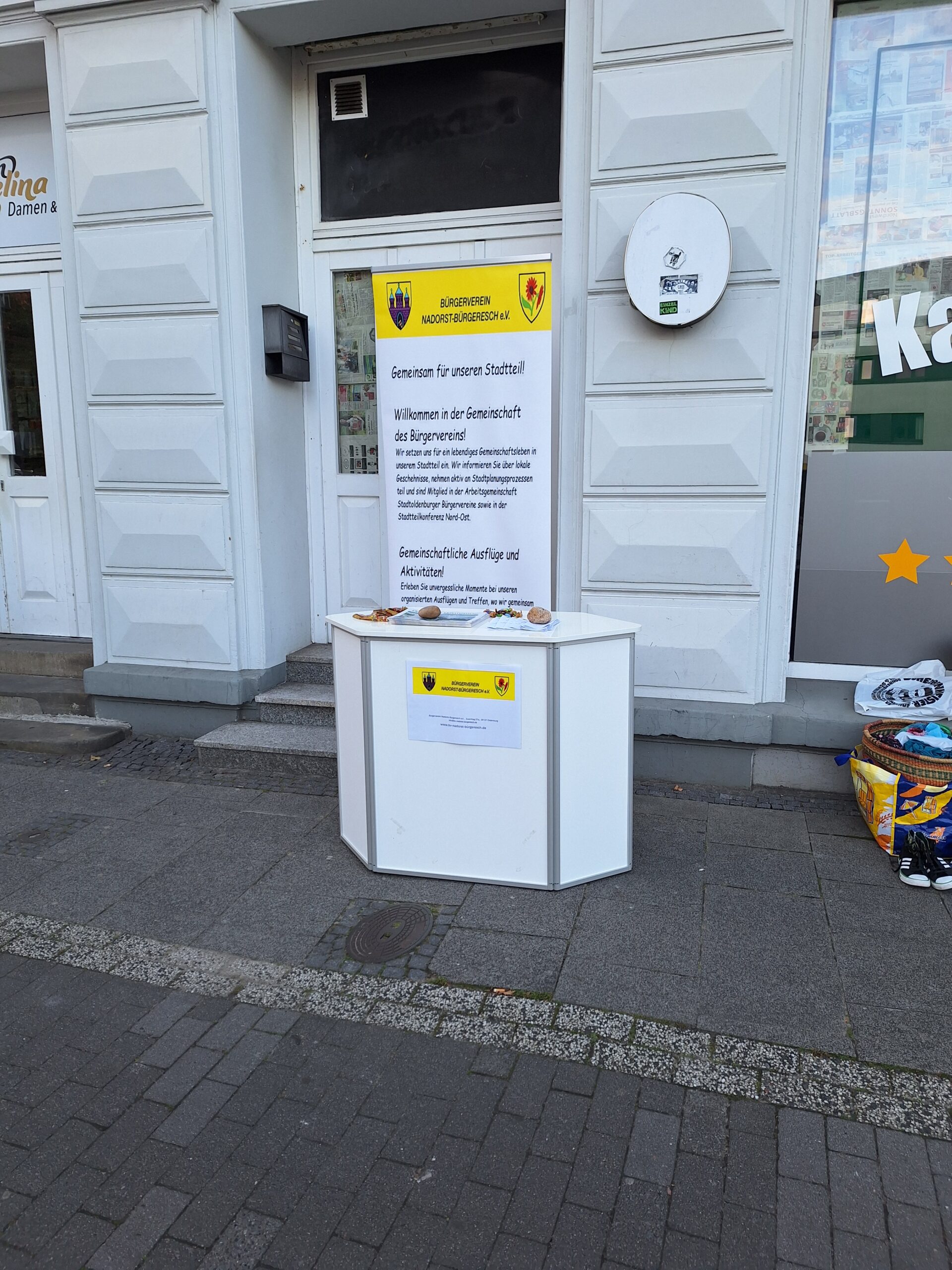 Flohmarktstand mit Aufsteller des Bürgervereins Nadorst-Bürgeresch